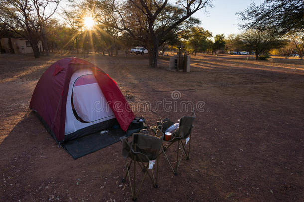 带帐篷、椅子和野营用具的野营