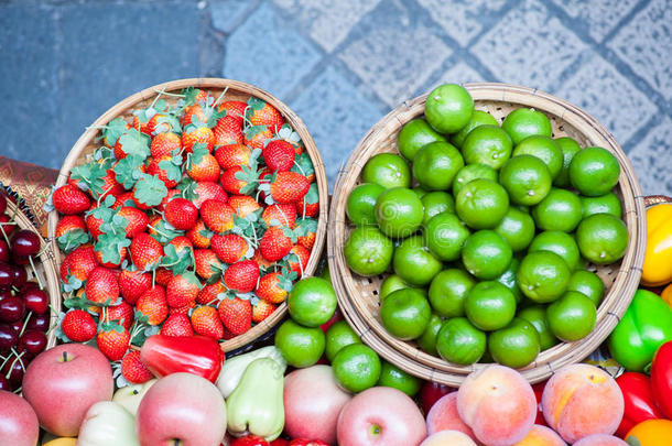 水果和蔬菜熟得五颜六色。