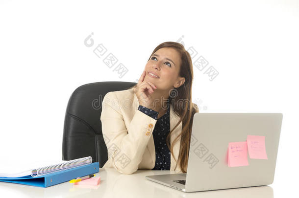 公司肖像年轻有吸引力的女商人在<strong>办公椅</strong>上工作在笔记本电脑桌上