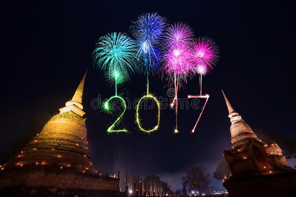 泰国苏霍台历史公园2017年新年快乐烟花。