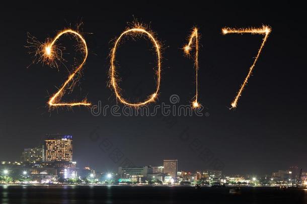 2017年快乐新年烟花在芭堤雅海滩夜间，泰国