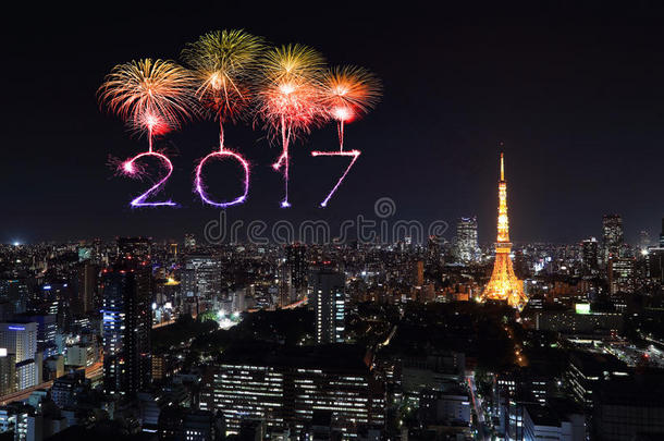 2017年在东京城市景观上空燃放新年烟花，