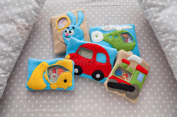 儿童软玩具由彩色羊毛制成，用于运动发育。 婴儿床里的玩具。 装满塑料的袋子羊毛