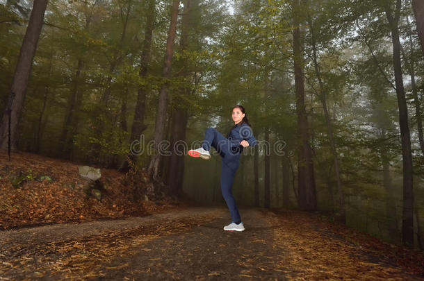 女孩在MI的<strong>跆拳道</strong>训练中做膝踢运动