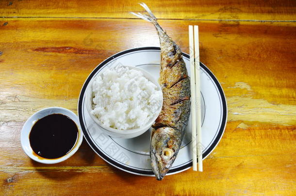 油炸太平洋鲭鱼与普通米饭和甜黑酱油一起吃