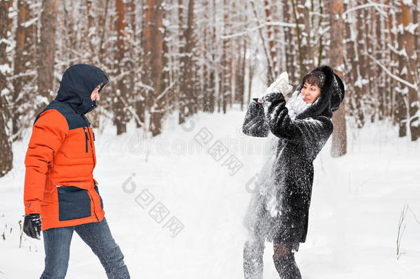 打雪仗。冬日情侣在户外雪中嬉戏。