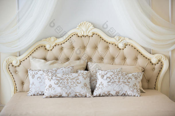 卧室采用柔和的浅色。 大舒适的<strong>双人床</strong>在优雅的经典内部