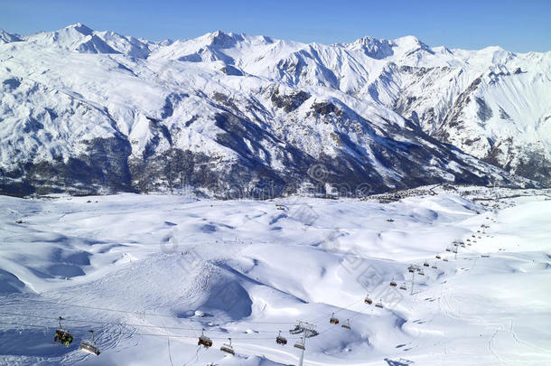 阿尔卑斯山雪峰，山谷与滑雪活塞在法国度假胜地