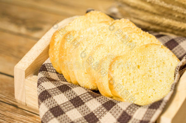 黄油烤面包，木托盘上的糖