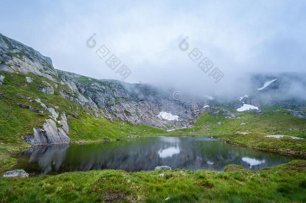 美丽的山湖在通往Kjerag的徒步旅行路线上。