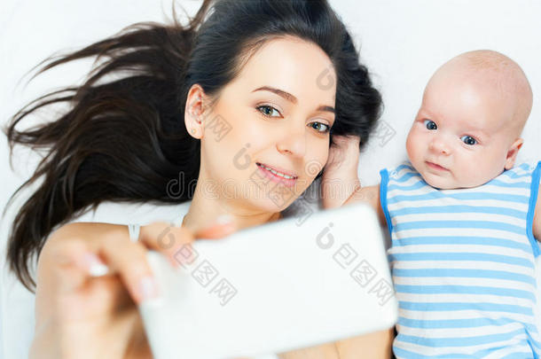 有趣的宝宝和妈妈在手机上自拍