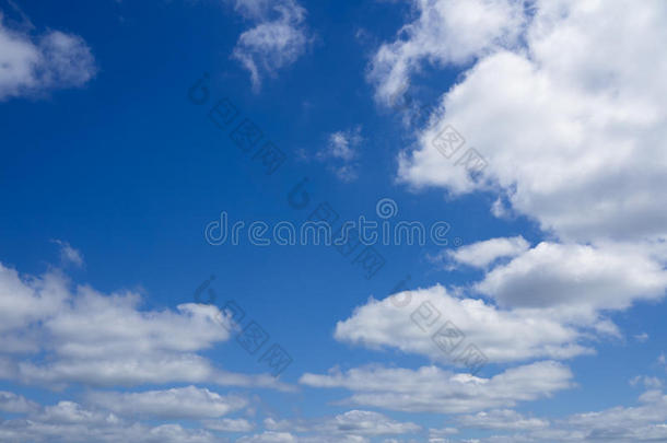 地平线上美丽的云景。 地平线上的云景。 蓝天和云。