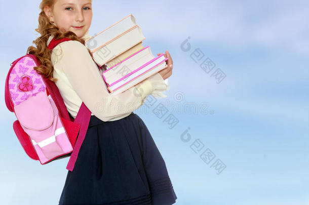 女学生，肩上<strong>背着书包</strong>，手里拿着书