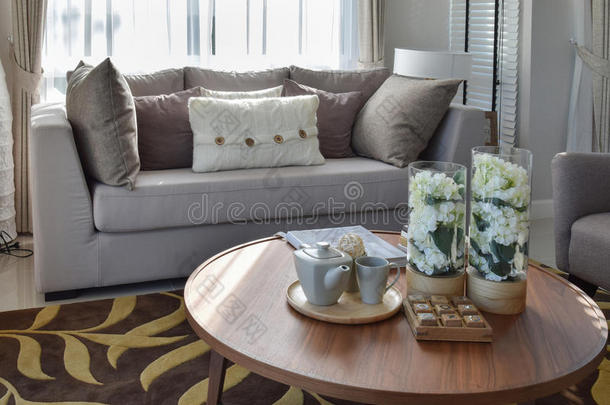 客厅木制圆桌上的装饰茶具和玻璃花瓶
