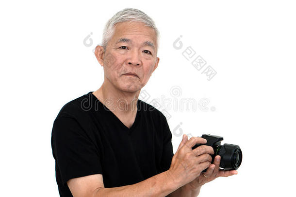 亚洲老人开始拍照在<strong>网上销售</strong>，以获得额外的收入