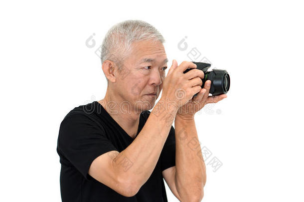 亚洲老人开始拍照在网上销售，以获得额外的收入