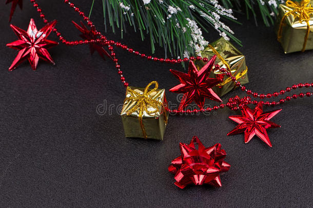 圣诞节或新年的黑色木质背景，圣诞黑板与季节装饰相框