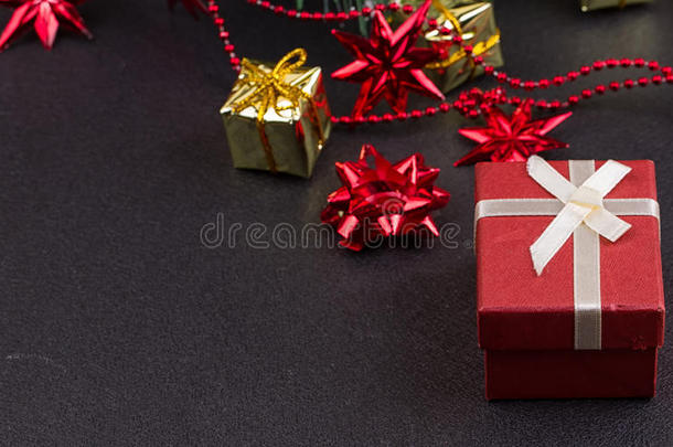 圣诞节或新年的黑色木质背景，圣诞黑板与季节装饰相框