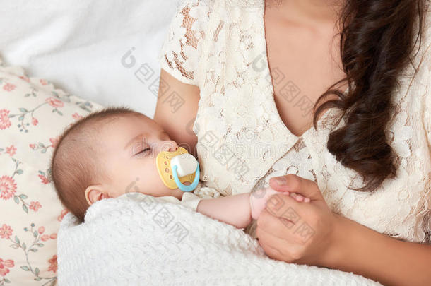 母亲手上的婴儿画像，快乐的孕产理念