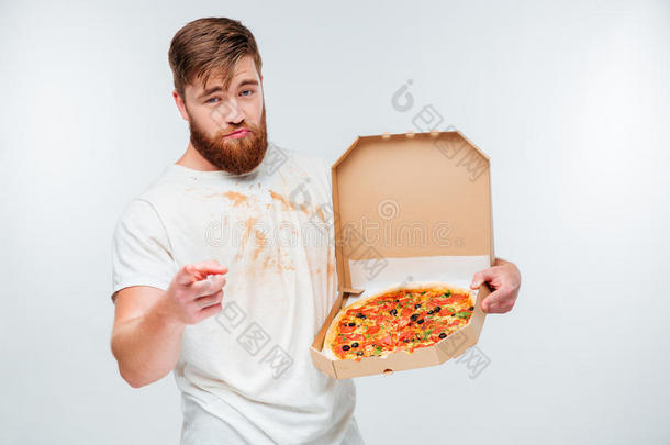 自信<strong>的大胡子男人</strong>拿着披萨盒，指着相机