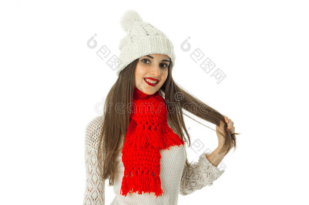穿着暖和毛衣和<strong>红领巾的</strong>黑发女孩