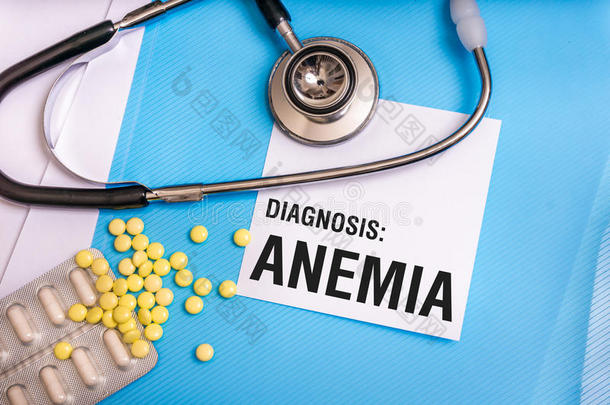 贫血字写在带有病人档案的医学蓝文件夹上