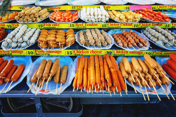 泰国传统市场市场的炉子上烤泰国香肠、<strong>鱼丸</strong>和海鲜