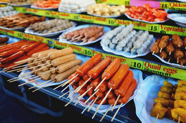 泰国传统市场市场的炉子上烤泰国香肠、鱼丸和海鲜