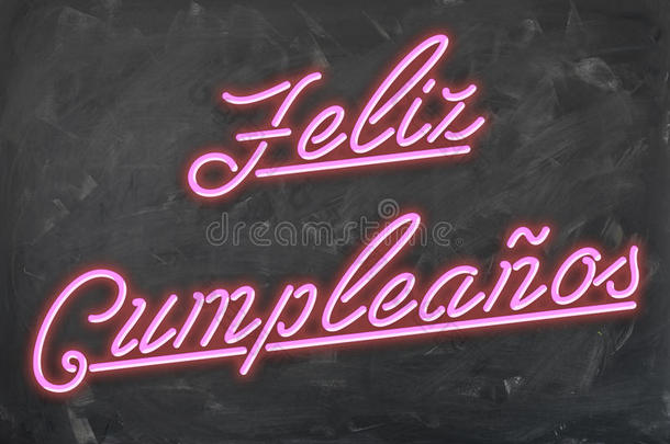费利兹·卡普莱诺斯-粉红色霓虹灯字体在手工擦拭的深色粉笔板上