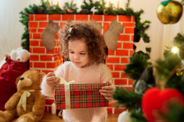 送给一个小女孩的圣诞礼物。 一个有盒子的孩子