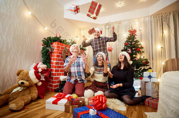 一群朋友在快乐的圣诞礼物中，笑着，在新年里玩得开心。