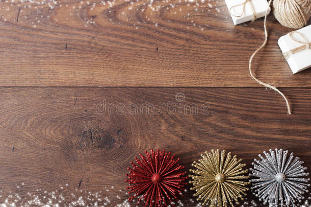 圣诞背景与装饰和礼品盒在木板上。 蓝色闪闪发光的假日背景与复制空间。