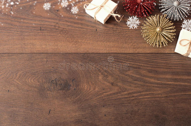 圣诞<strong>背景</strong>与装饰和<strong>礼品盒</strong>在木板上。 蓝色闪闪发光的假日<strong>背景</strong>与复制空间。