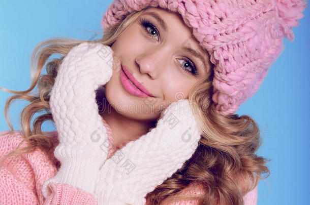 美丽的女孩，卷发，穿着温暖舒适的冬天衣服