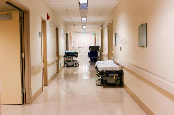 医院或医疗设施的走廊或走廊