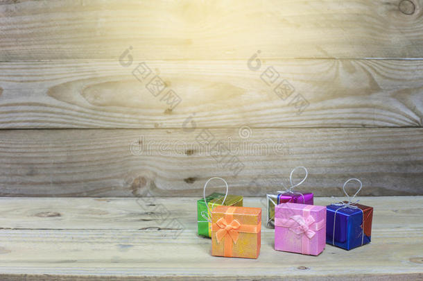 木制地板桌子上的礼品盒，用于圣诞节背景和设计。