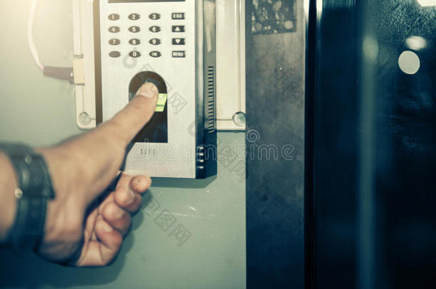 解锁门安全系统的指纹扫描
