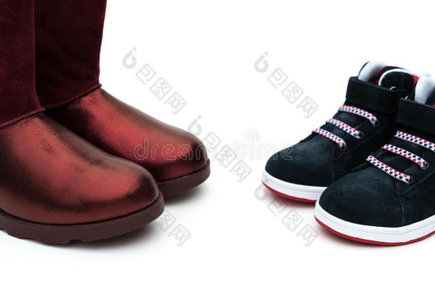黑色的鞋子给儿子，红色的鞋子给妈妈作为<strong>亲子</strong>关系的概念