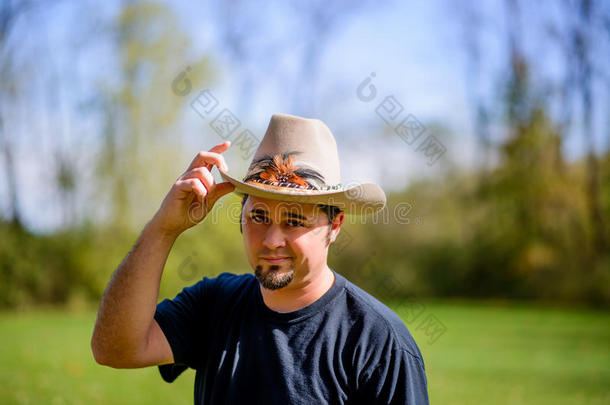牛仔在田野里小费帽子笑着