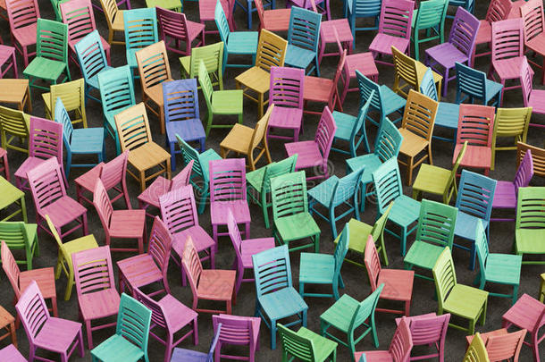 混沌排列的彩色木椅面对随机的方向