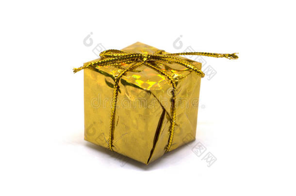 白色背景上的金色大礼物。 圣诞礼物盒，树叶包装，金线弓。