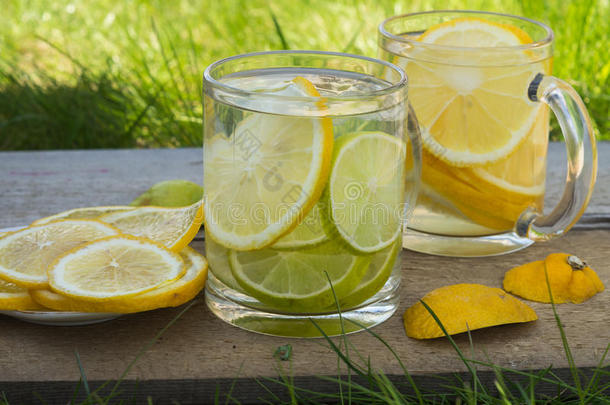 新鲜柠檬水在眼镜，乡村风格。