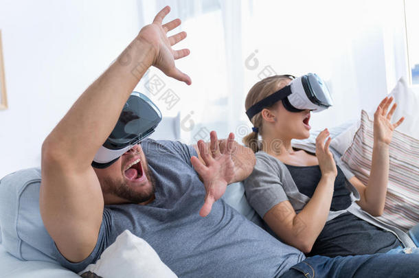一对夫妇用VR眼镜玩电子游戏