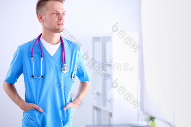 医生听诊器站立，交叉手臂，隔离在白色背景上