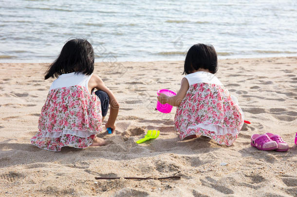 亚洲中国小妹妹在海边玩沙子