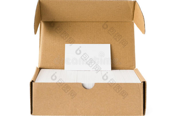 一盒带有空白的<strong>名片</strong>，适合文字和<strong>标志</strong>，站在顶部，包括裁剪路径