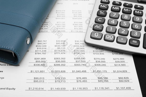 商业财务图表分析与笔记本和计算器
