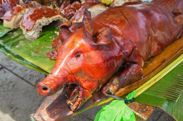 绿色桌子上的烧烤猪肉。 利川或利姆波-菲律宾的传统菜肴。