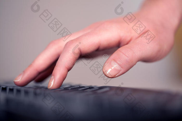 手按键盘按钮特写图片-包图网企业站