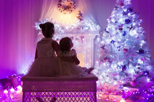 圣诞节庆祝，孩子们回来，孩子们看着圣诞树